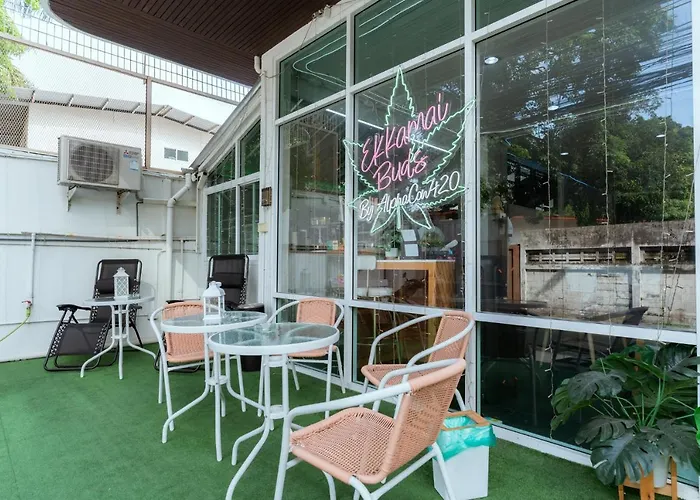 420 - Ekkamai Buds & Beds Albergue