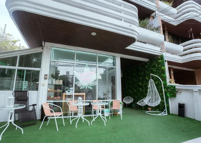 420 - Ekkamai Buds & Beds Albergue